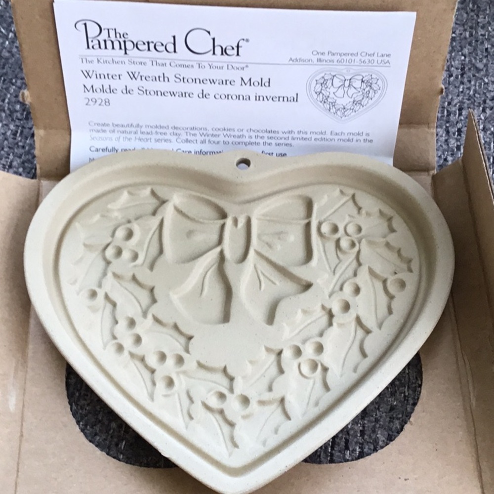 Pampered Chef Heart-Shaped Stoneware with Bow and Holly